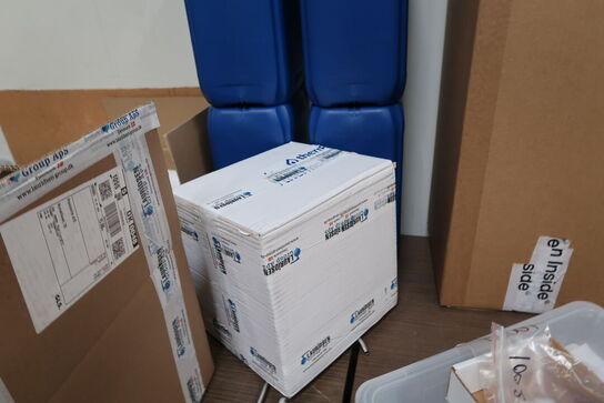 2 stk. borde med div. Filtre, armatur m.m.