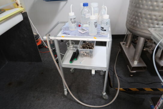 Opbevaringsvogn med indhold