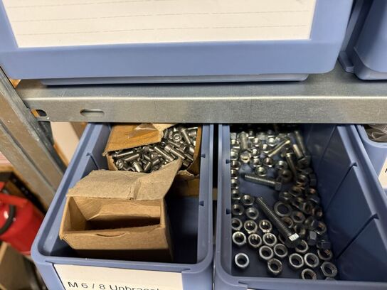 Stålreol med bolte, møtrikker m.m.