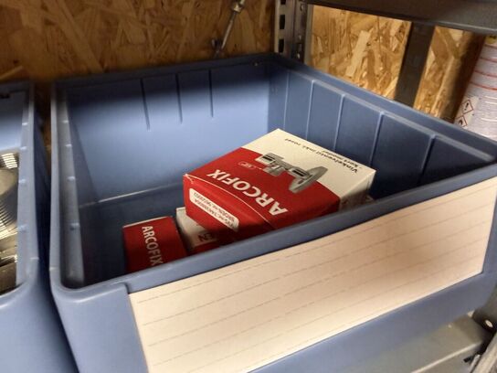 Stålreol med bolte, møtrikker m.m.