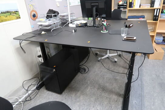 El. hæve/sænke skrivebord uden indhold samt kontorstol og skuffemodul