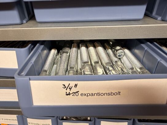 Stålreol med bolte, møtrikker m.m.