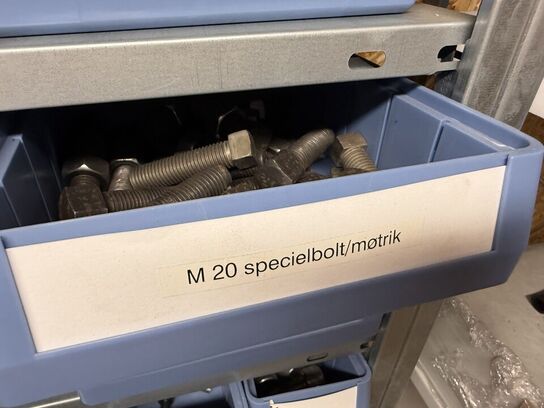 Stålreol med bolte, møtrikker m.m.