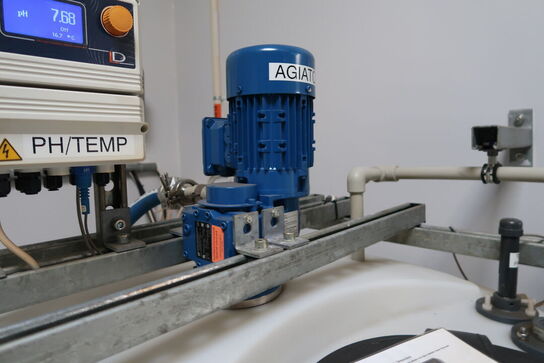 Plasttank med omrører med Tempereringsaggregat BOE-THERM Multi-Temp 95
