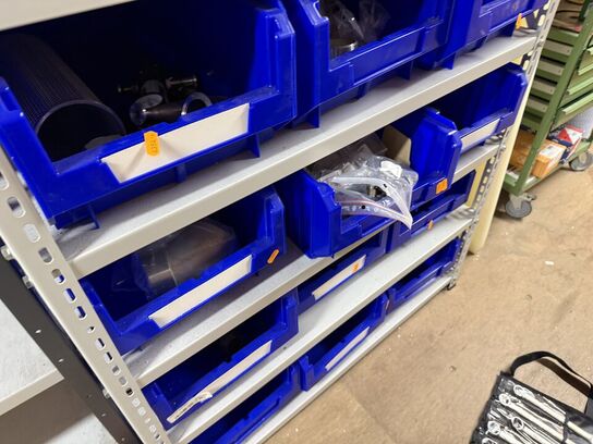 2 stk. stålreoler med diverse reservedele, skruer m.m.