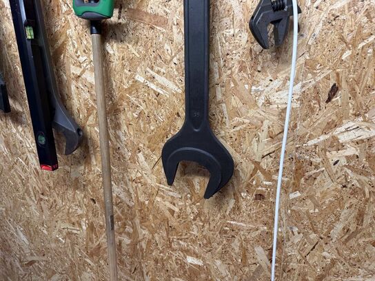 Gaffelnøgler, svensknøgler m.m.