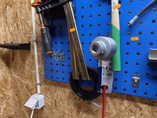 Værktøjsvæg med diverse værktøj, bor m.m.