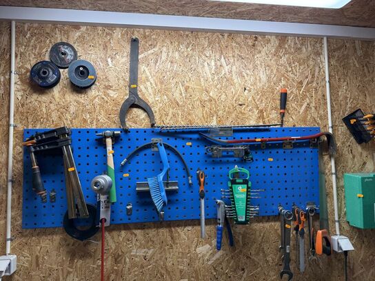 Værktøjsvæg med diverse værktøj, bor m.m.