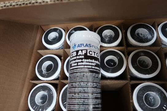 2 stk. borde med div. Filtre, armatur m.m.