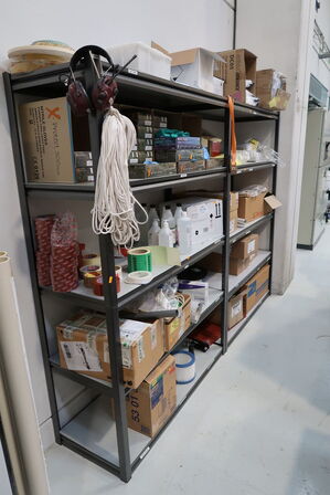 2 stk. lagerreoler med div. Engangshandsker, filtre, affaldsække m.m.