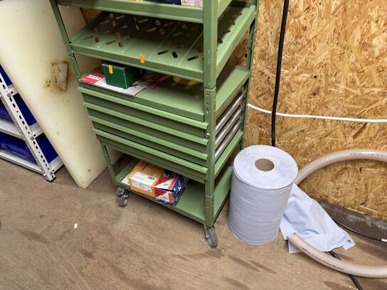 Stålreol med diverse skruer, søm m.m.