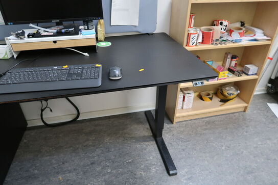 El. hæve/sænke skrivebord uden indhold samt kontorstol og skuffemodul