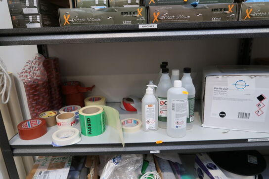 2 stk. lagerreoler med div. Engangshandsker, filtre, affaldsække m.m.