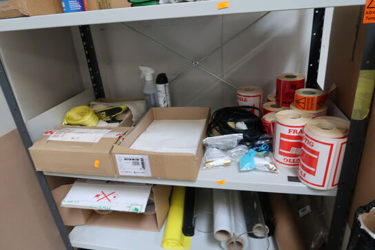 Lagerreol med indhold