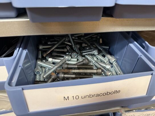 Stålreol med bolte, møtrikker m.m.