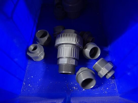 2 stk. stålreoler med diverse reservedele, skruer m.m.