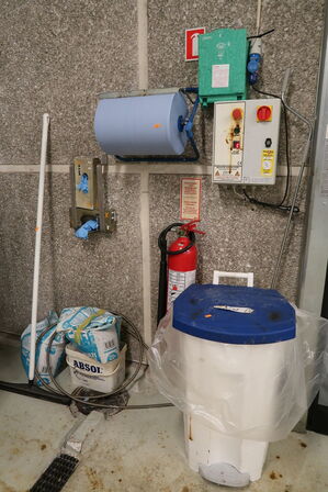 Skraldespand, afrullerstativ m.m.