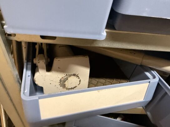 Stålreol med bolte, møtrikker m.m.