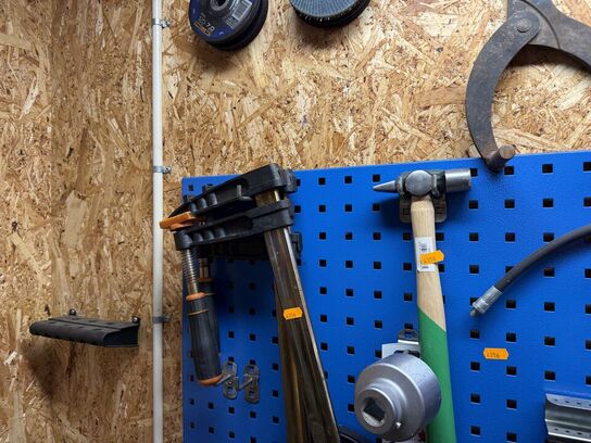 Værktøjsvæg med diverse værktøj, bor m.m.