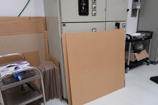 Div. Papkasser, plastikkasser med indhold