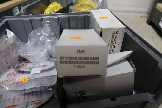 Kasse med div. Varelager og reservedele