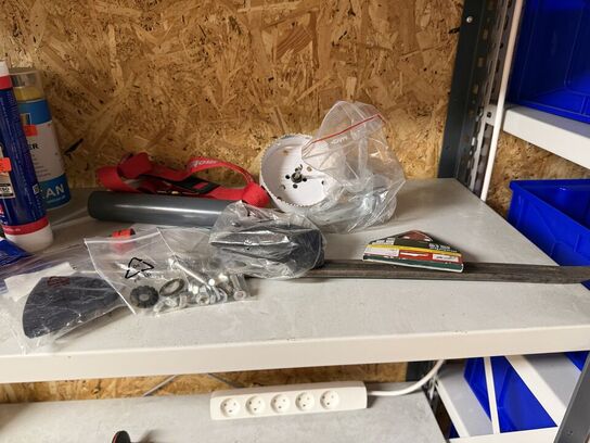 2 stk. stålreoler med diverse reservedele, skruer m.m.