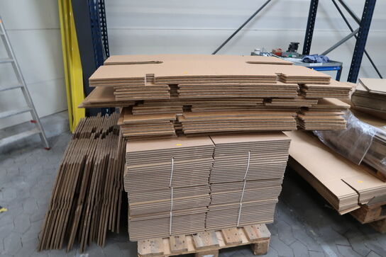 3 stk. paller med papkasser