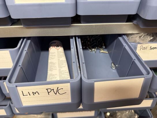 Stålreol med bolte, møtrikker m.m.