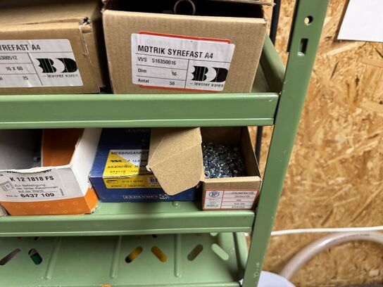 Stålreol med diverse skruer, søm m.m.