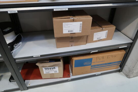 2 stk. lagerreoler med div. Engangshandsker, filtre, affaldsække m.m.