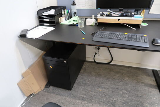 El. hæve/sænke skrivebord uden indhold samt kontorstol og skuffemodul