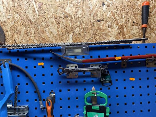 Værktøjsvæg med diverse værktøj, bor m.m.