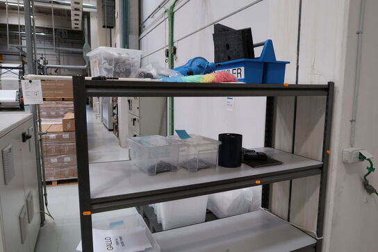 Lagerreol med indhold