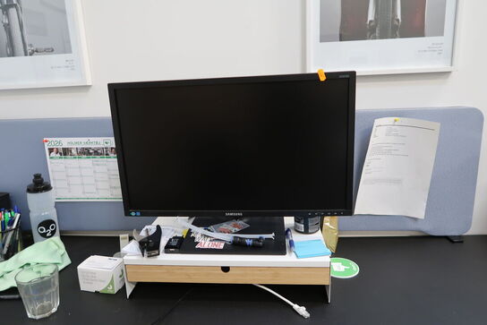Computerskærm SAMSUNG S24E450, tastatur, mus samt reol med indhold