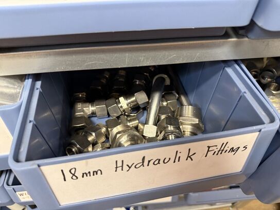 Stålreol med bolte, møtrikker m.m.