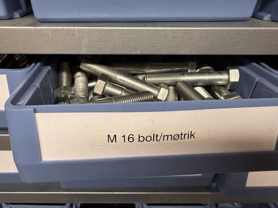 Stålreol med bolte, møtrikker m.m.