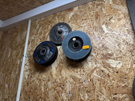 Værktøjsvæg med diverse værktøj, bor m.m.