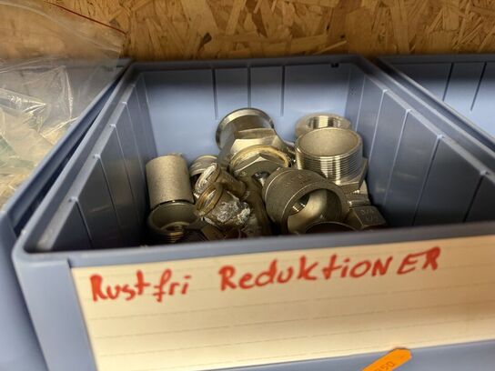 Stålreol med bolte, møtrikker m.m.