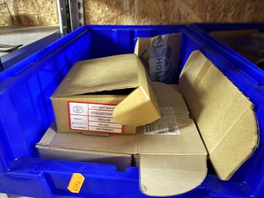 2 stk. stålreoler med diverse reservedele, skruer m.m.