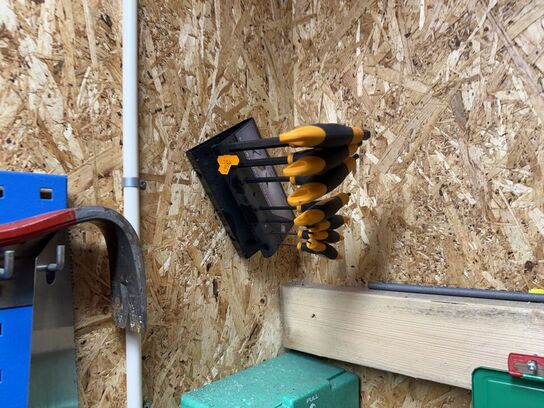 Værktøjsvæg med diverse værktøj, bor m.m.