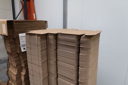 2 stk. paller med papkasser