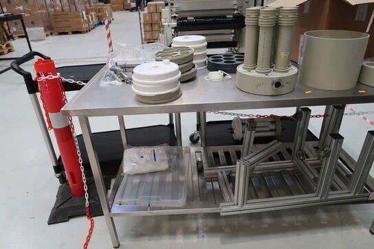 Rustfri stålbord uden indhold