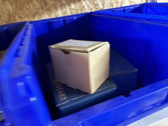 2 stk. stålreoler med diverse reservedele, skruer m.m.