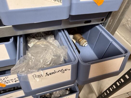 Stålreol med bolte, møtrikker m.m.