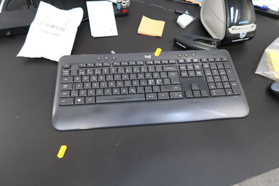 2 stk. computerskærme SAMSUNG S24C650, tastatur, mus, dockingstation