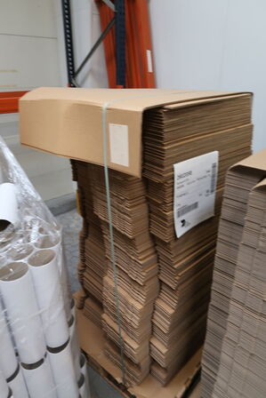 2 stk. paller med papkasser