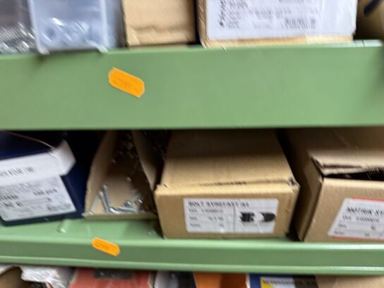 Stålreol med diverse skruer, søm m.m.