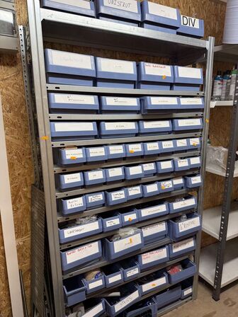 Stålreol med bolte, møtrikker m.m.