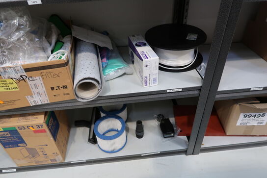 2 stk. lagerreoler med div. Engangshandsker, filtre, affaldsække m.m.