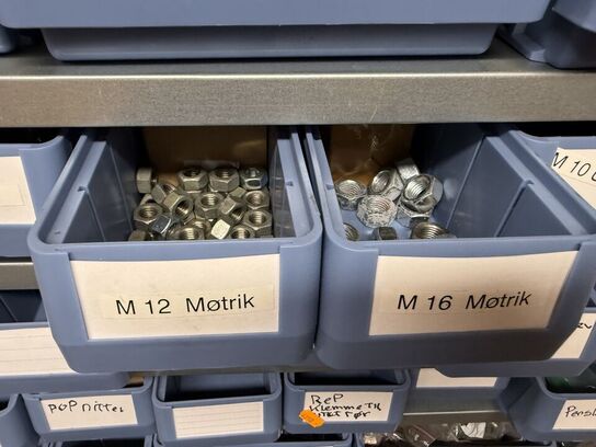 Stålreol med bolte, møtrikker m.m.